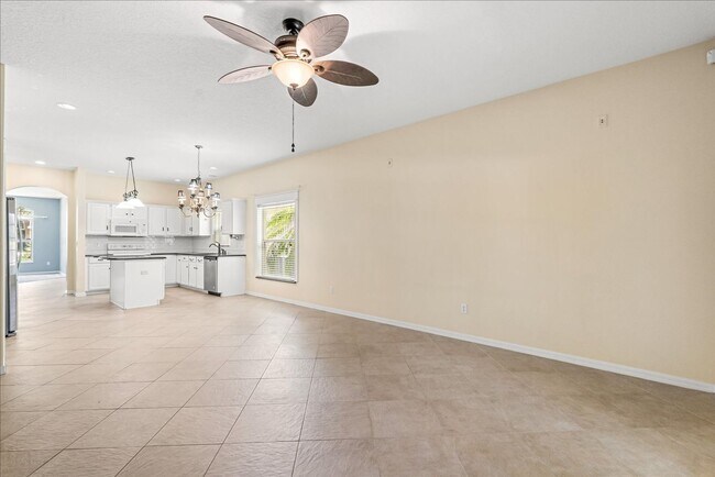 Foto del edificio - Stunningly Upgraded 4 Bedroom Home With La...