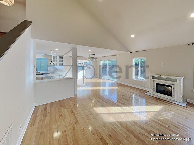 Building Photo - 1089 Longshore Dr