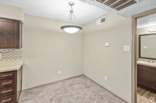 B2 2BR, 2BA - 950SF Dining Room - Park West Apartments