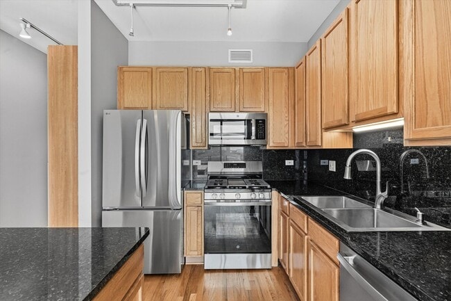 Building Photo - 221 E Cullerton St