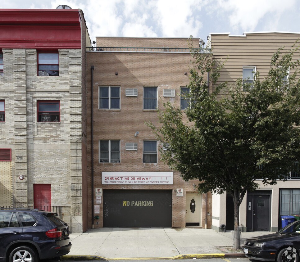 Building Photo - 293 Graham Ave