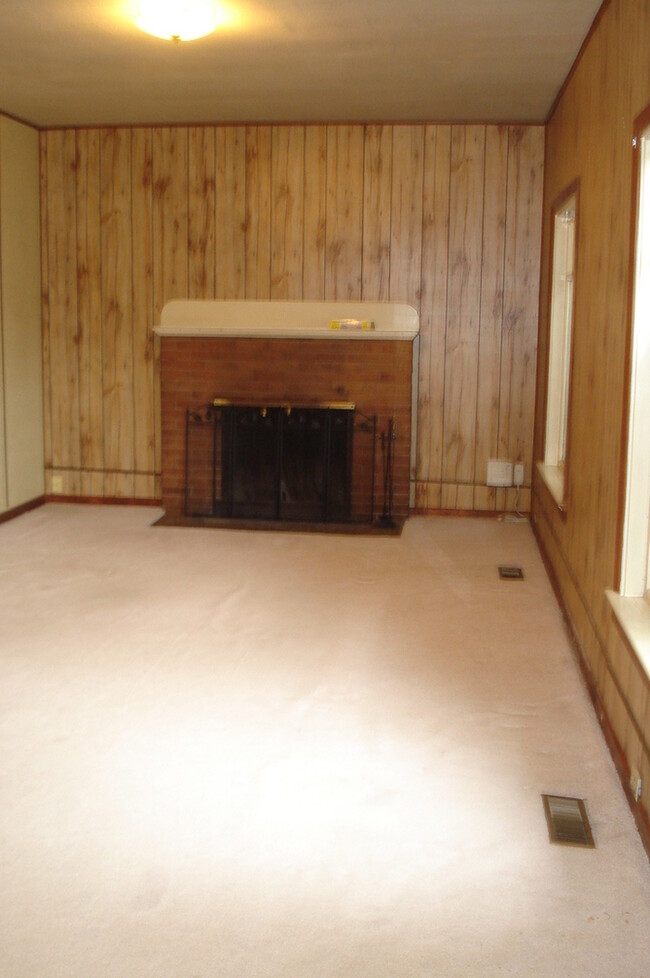 Building Photo - 555 NE Jackson St