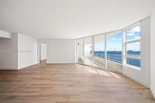 Foto del edificio - 555 NE 34th St