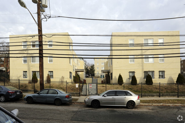 Building Photo - Chesapeake Street