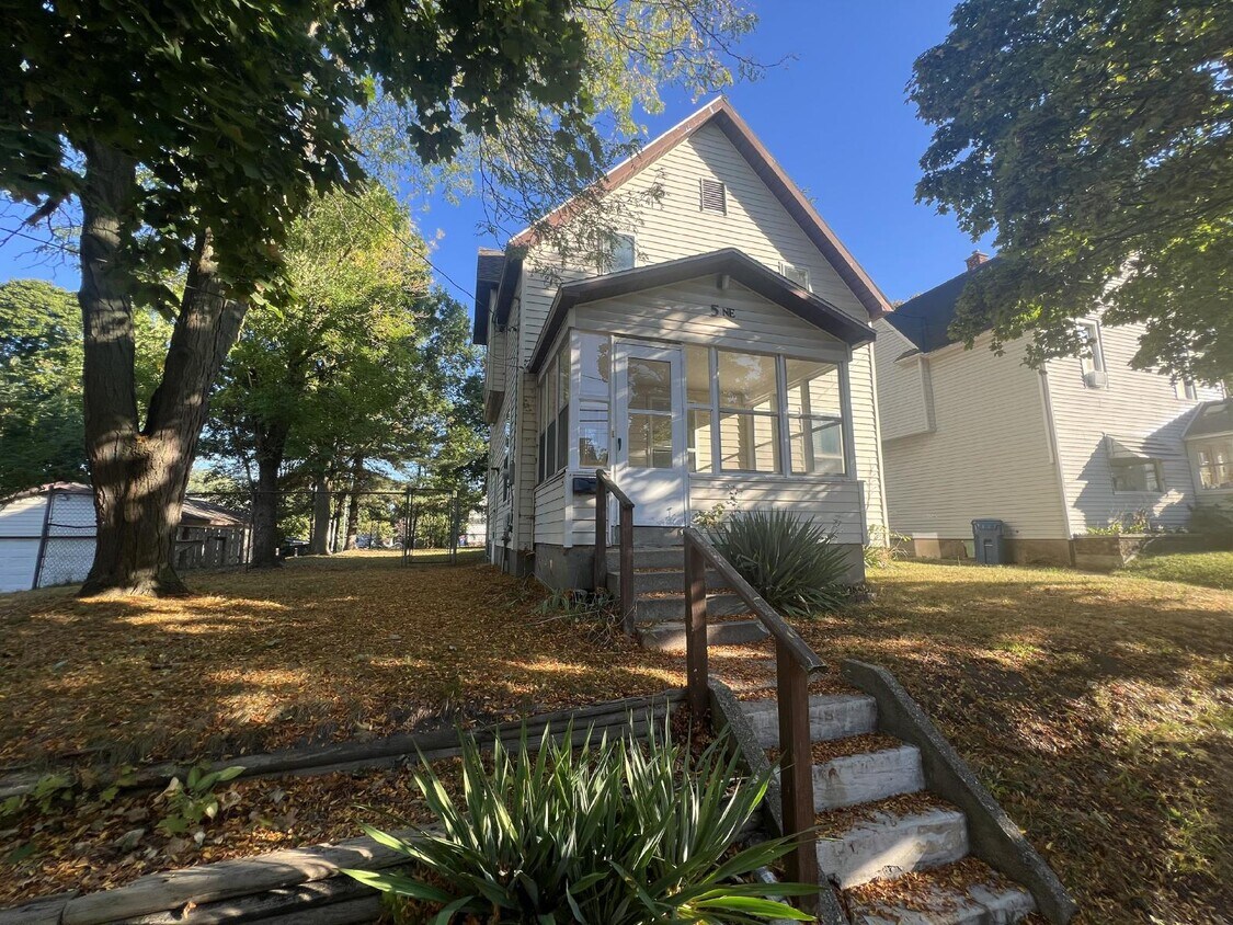 Primary Photo - NE 3 bed/2 bath