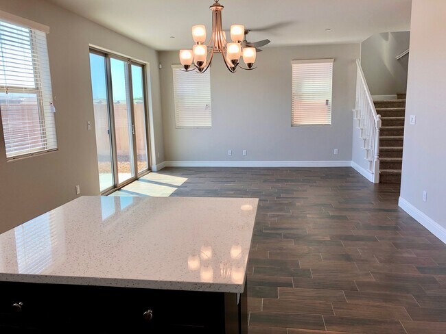 Foto del edificio - $2,295 Fowler & Shields, 4 bed - N. Sophie...