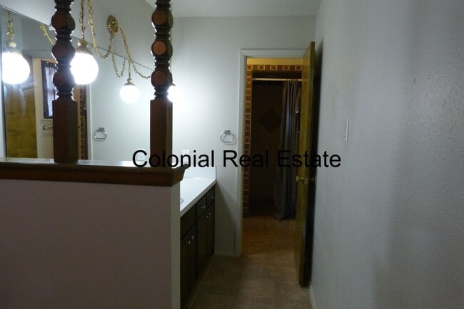 Building Photo - Spacious 3 bedroom 2 bathroom home