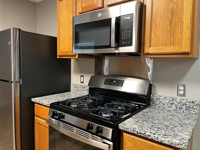 Foto del edificio - 15106 Chamberlain Ct