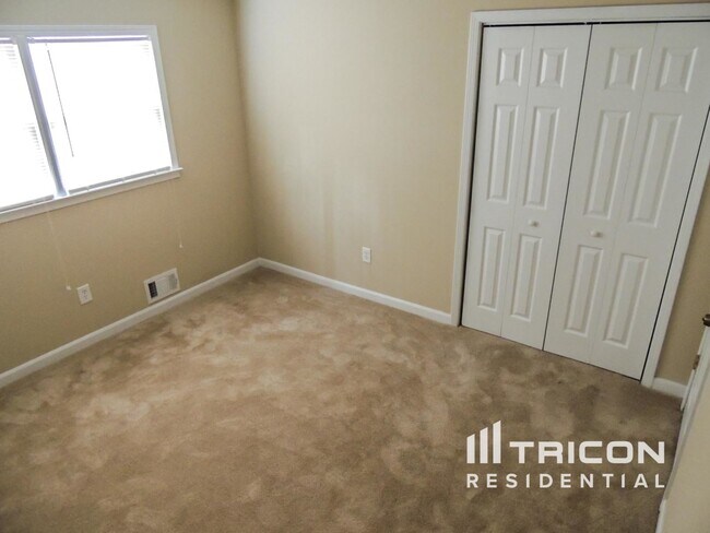Foto del edificio - 6883 Lakeshore Dr
