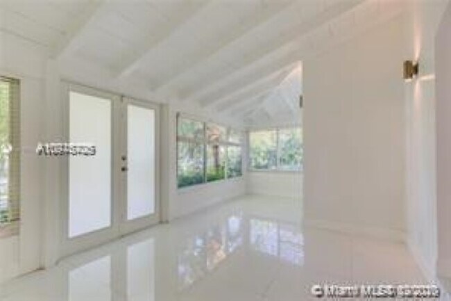 Foto del edificio - 9264 Dickens Ave