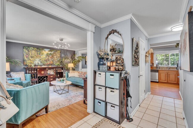 Foto del edificio - Modern 4 BR Colonial Retreat in River Bend...