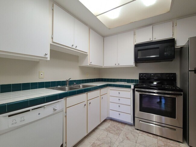 Foto del edificio - 475 N Midway Dr