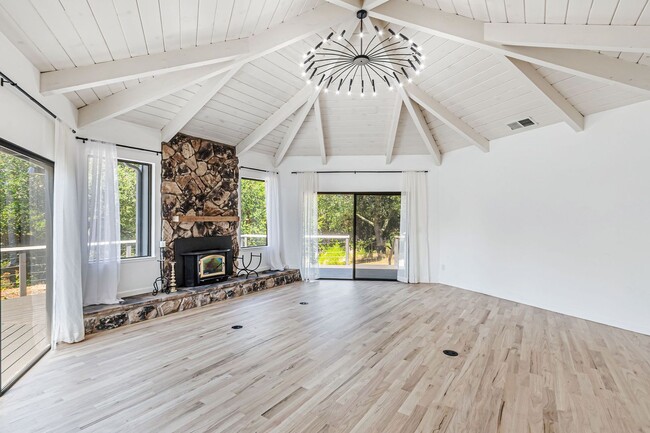 Building Photo - Beautiful 4-Bedroom 2-Bathroom Home