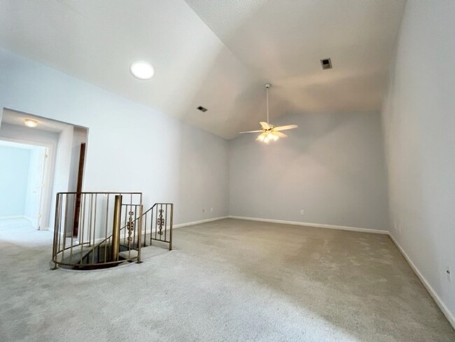 Building Photo - Knoxville 37920 - 2 bedroom 2 bath condo -...