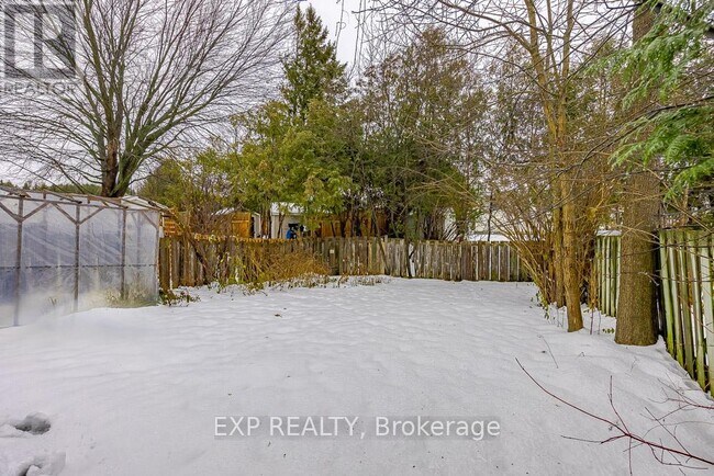 Photo du bâtiment - 196 Old Colony Rd