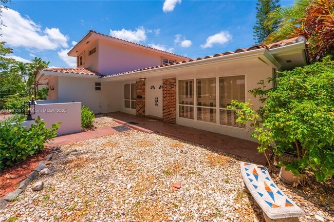 Building Photo - 1541 Zuleta Ave