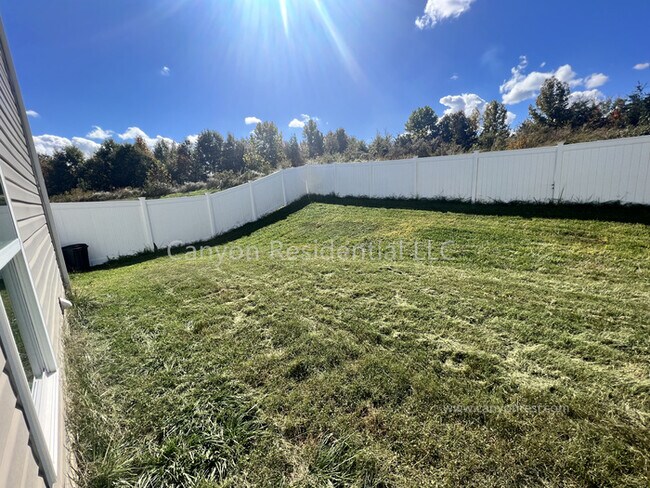 Building Photo - Beautiful 3b Room! Move in ready!