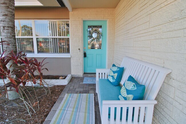 Foto del edificio - Spacious 3BR Home with Garage, Fenced Yard & Covered Patio in Seminole