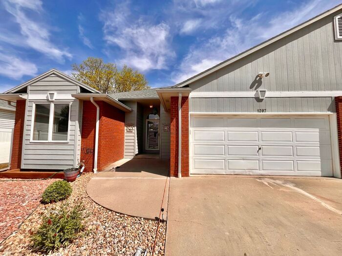 Primary Photo - Spacious 3bed/ 3 bath Townhome with Privat...