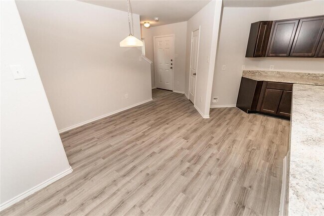 Foto del edificio - 512 Meadow Park Ln