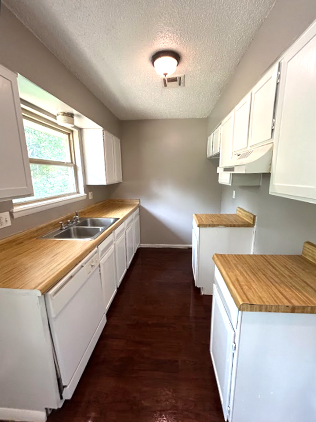 Building Photo - Spacious 3 Bedroom House
