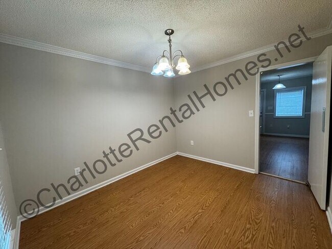 Foto del edificio - Charming 3-Bed, 2-Bath Home in Charlotte