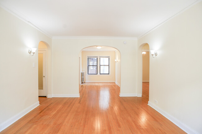 Building Photo - 1624 W Lunt Ave