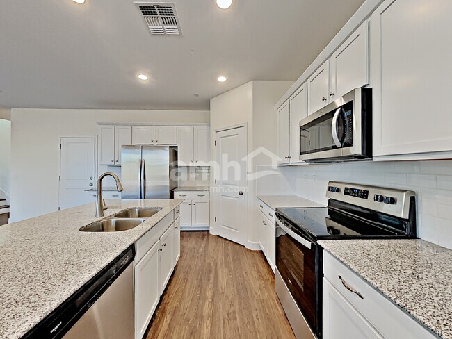 Building Photo - 5920 W Columbine Dr
