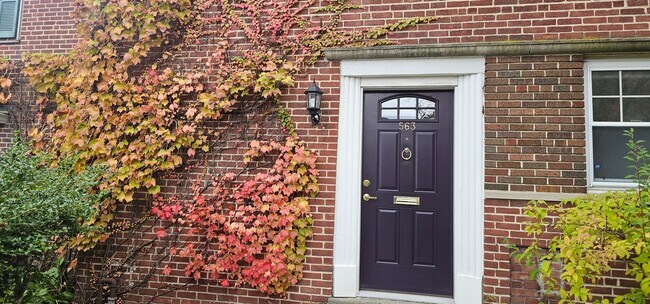 Foto del edificio - 2-bed, 1.5 Bath Brookline Townhouse