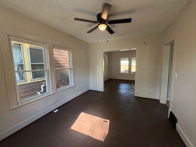 Foto del edificio - Three bedroom one bathroom home for rent