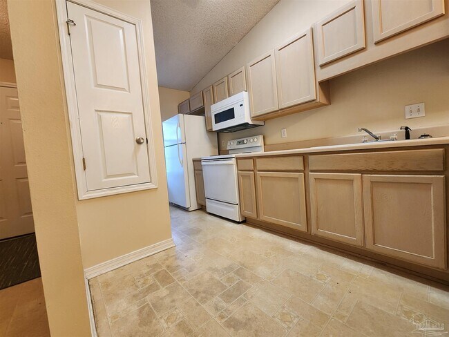 Building Photo - 9580 Cobblebrook Dr