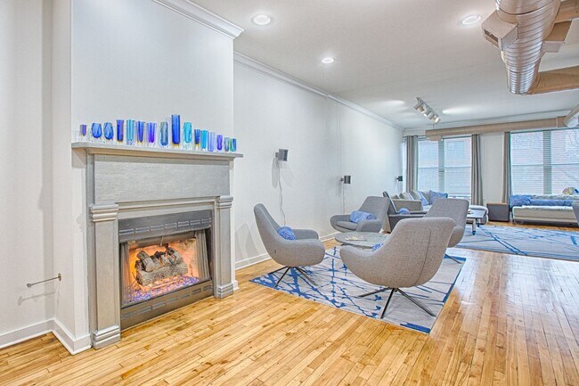 Foto del edificio - Video Tour- HUGE 1 Bedroom- 2 1/2 Bath Apartment. High-end loft style. Cook's Kitchen- Common Roo...