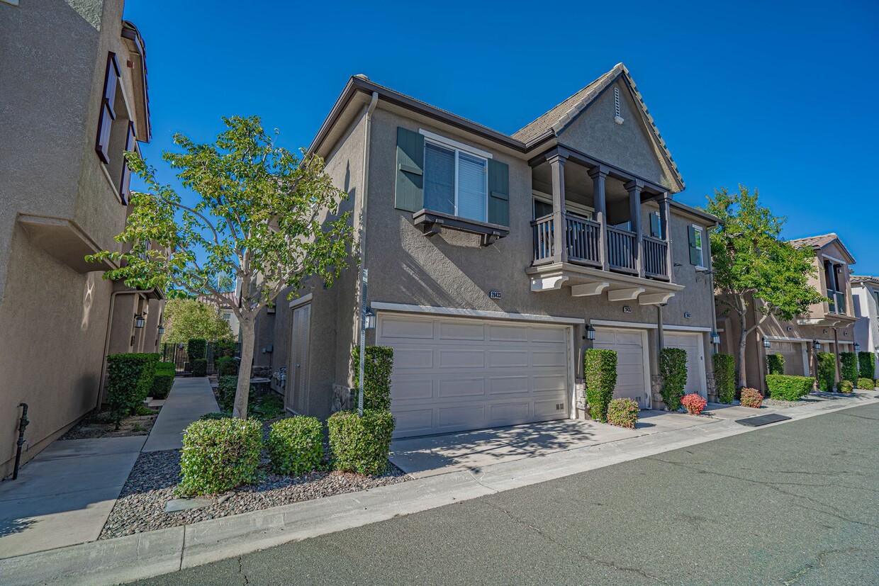 Foto principal - Charming 3-Bedroom Mariposa Townhome for R...