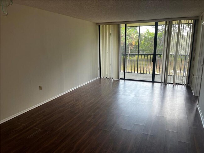 Foto del edificio - 800 Cove Cay Dr