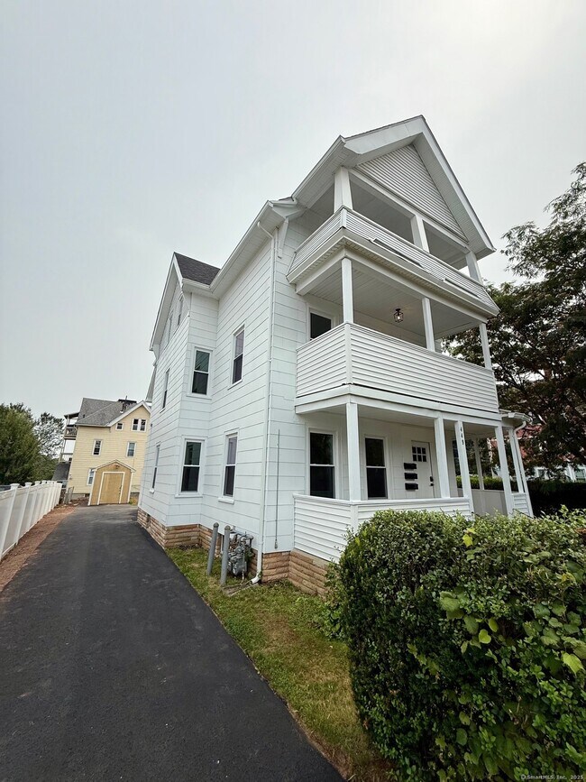 Building Photo - 449 Stanley St