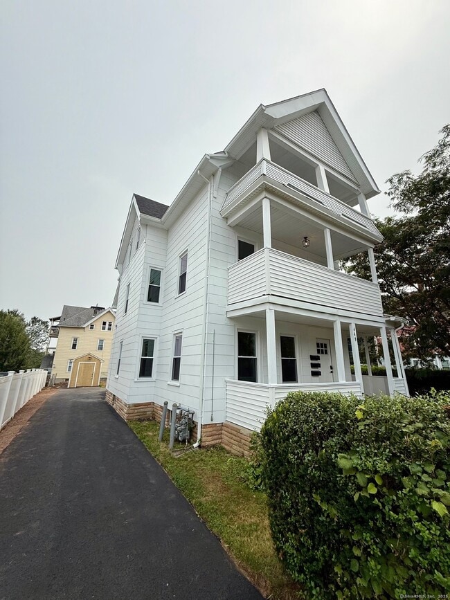 Building Photo - 449 Stanley St