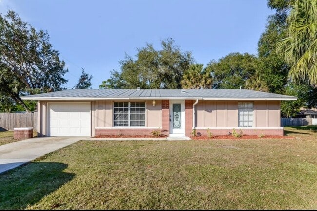 Building Photo - 20302 Lorenzo Ave