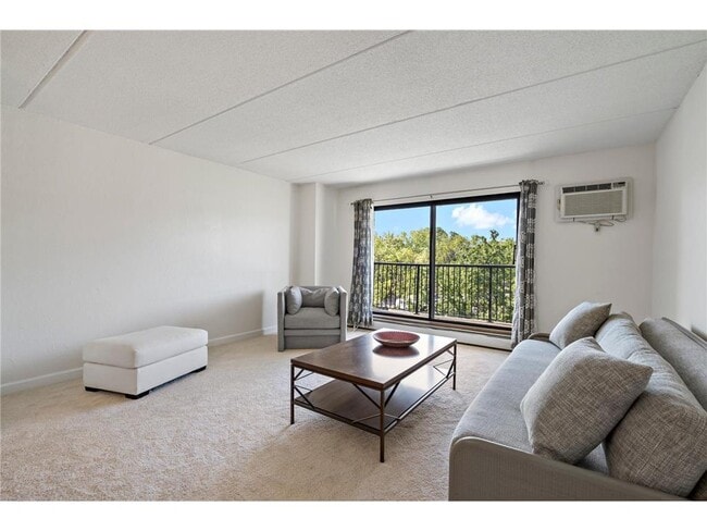 Foto del edificio - 10411 Cedar Lk Rd S