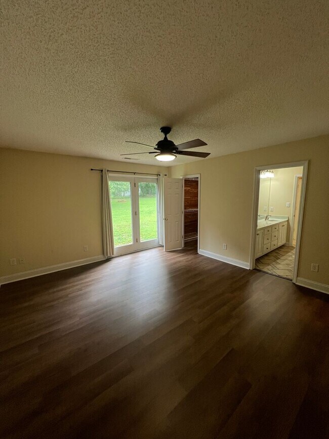 Building Photo - 2 Bedroom Single Family Home (Large Backya...