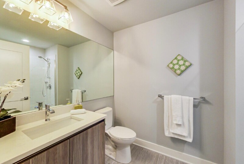 Foto del edificio - 335 W Division St