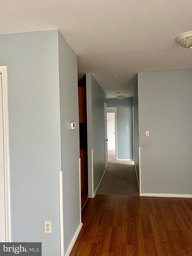 Building Photo - 7605 Fountainebleau Dr