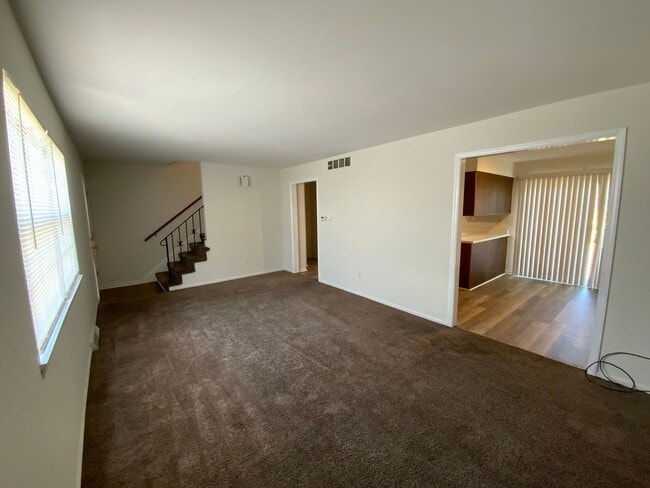 Building Photo - 3 BR/ 1.5 Bath Duplex for rent