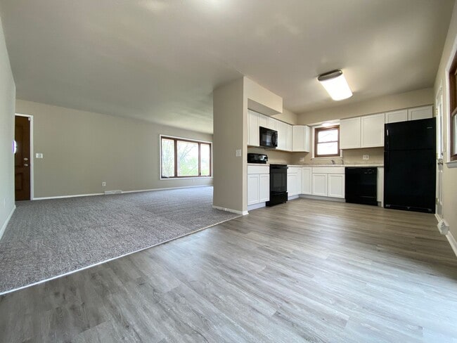 Foto del edificio - 3 Bedrooms 2 Full Bathrooms Finished Basem...