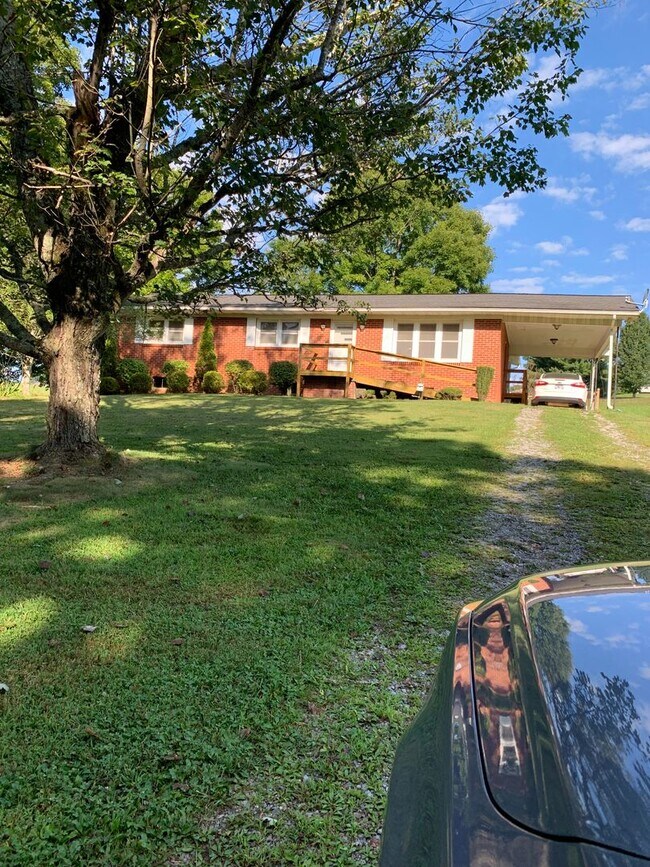 Building Photo - 3 Bedroom / 2 Bath  Piney Flats, TN