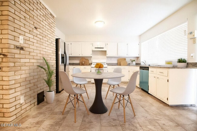 Building Photo - 6613 Southwind Dr