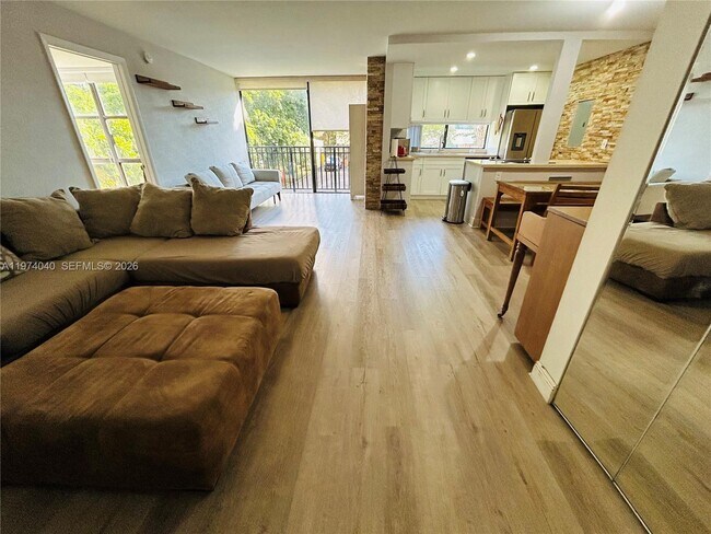 Foto del edificio - 17021 N Bay Rd