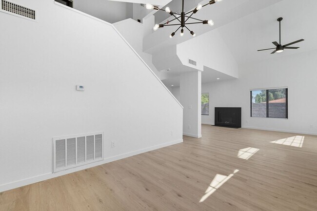 Foto del edificio - REMODELED! Three bedrooms plus den!