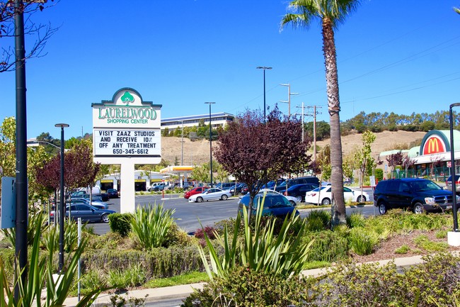 Al otro lado del centro comercial de Laurelwood - Westwood Apartments