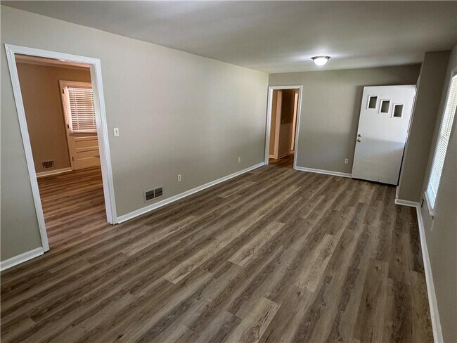 Foto del edificio - 5594 Laurel Ln NW