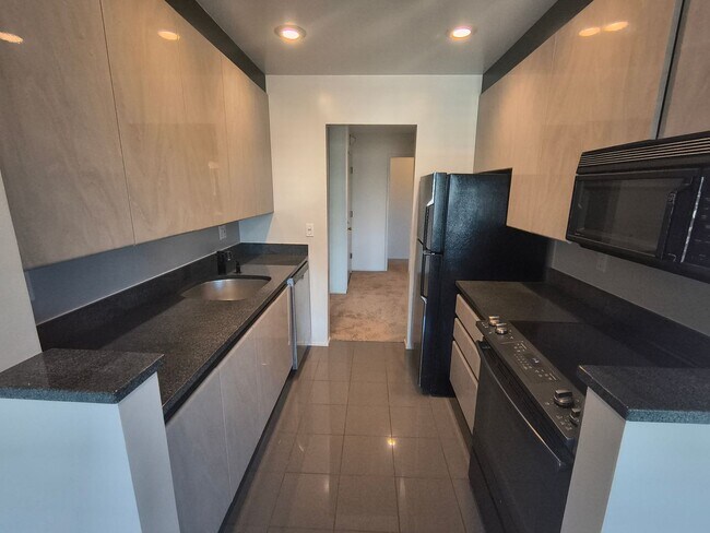 Foto del edificio - 1 BEDROOM / 1 BATH CONDO AVAILABLE AT WATERGATE COMPLEX IN EMERYVILLE!!!